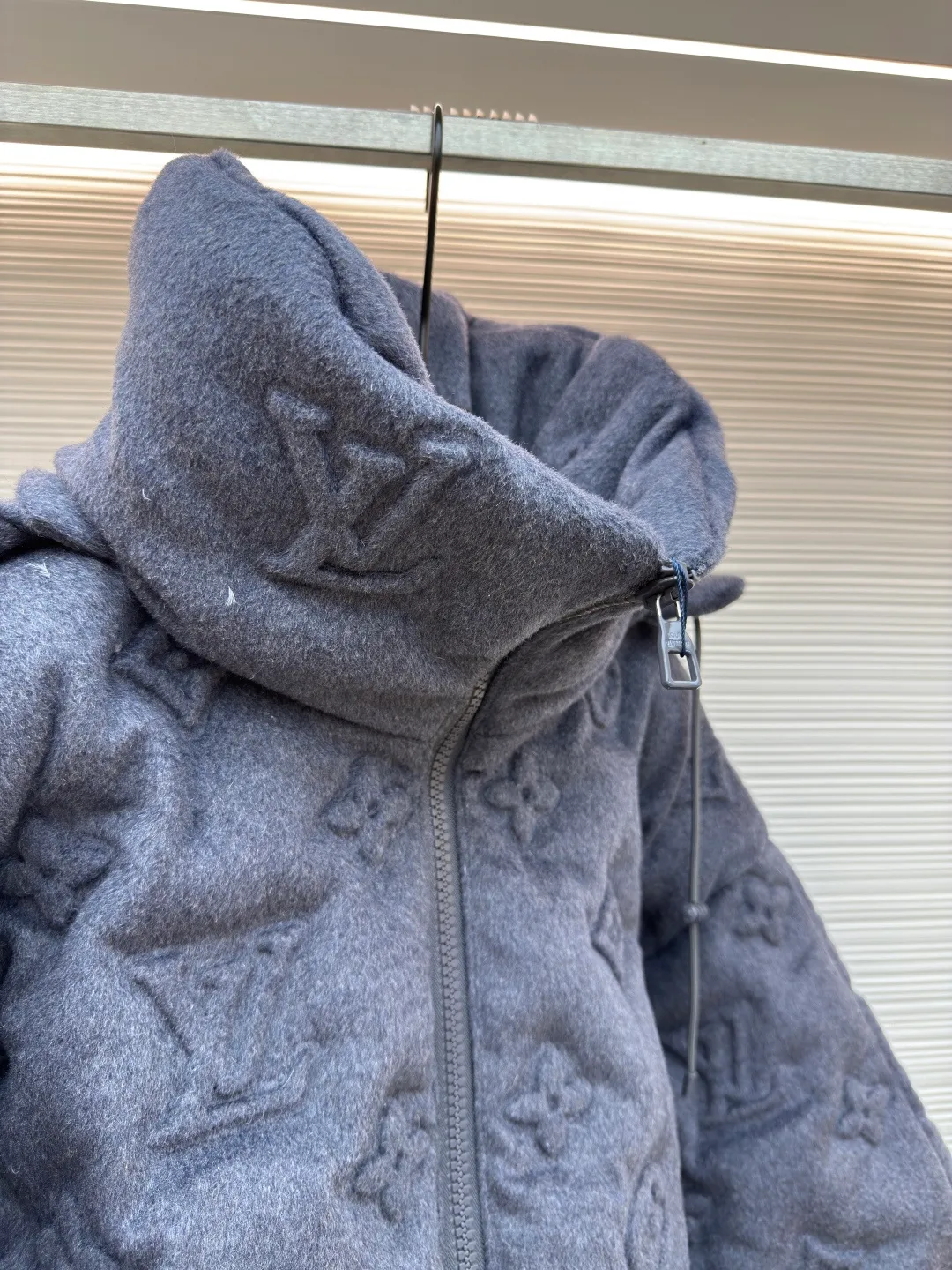 LOUIS VUITTON Presbyopic embossed embossed down jacket ●Item number: 1680601-F25 ●Material: white goose down ●Technology: embossed embossed ●Version: fitted version ●Weight: about 3150 grams ●Size: S-M-L-XL ●Description: The fabric itself contains a lot of cashmere, and the inside is filled with 90 white duck down. It is super fluffy and difficult to process. The scrap rate of embossing fabrics of different materials reaches more than 50%. The hood is detachable and the pockets have hidden zippers, which is not only warm, but also very safe. The upper body effect is very good. It does not look bloated, but it is a concave shape artifact. I also like gray clothes because gray looks very high-grade, coupled with the embossed presbyopia logo. , low-key and stylish, same style for men and women!